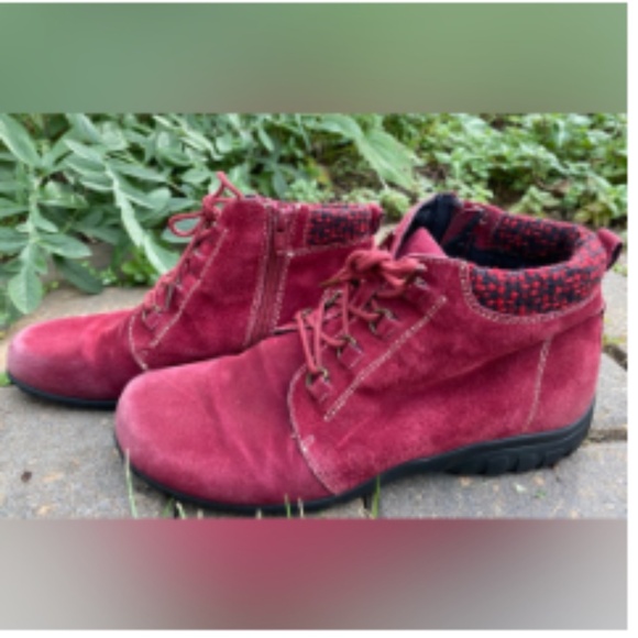 Proper RED Suede Flat Ankle Boots, 8 Fall Sale - Picture 4 of 7